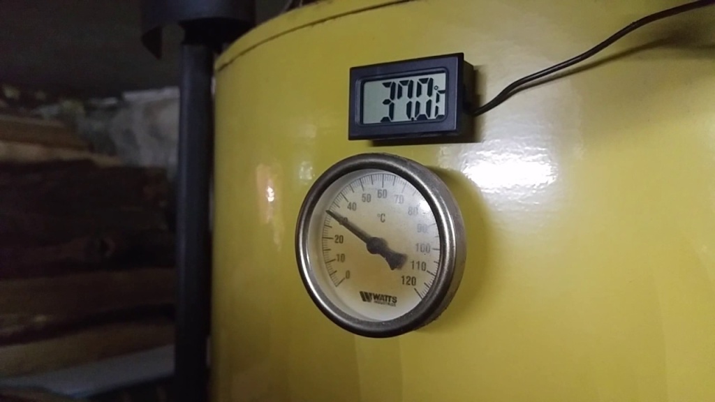 Рис2 Прибор измеряет температуру в отопительном агрегате.jpg Рис2 Прибор измеряет температуру в отопительном агрегате.jpg